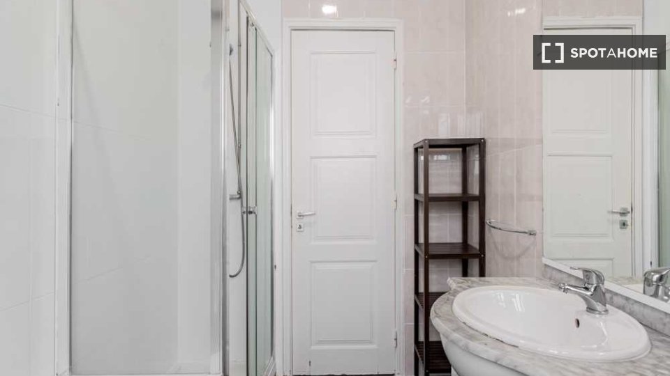 Double room Lisbon, 5 beds — photo 6