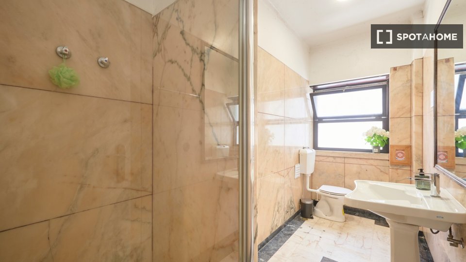 Double room Lisbon, 10 beds — photo 40