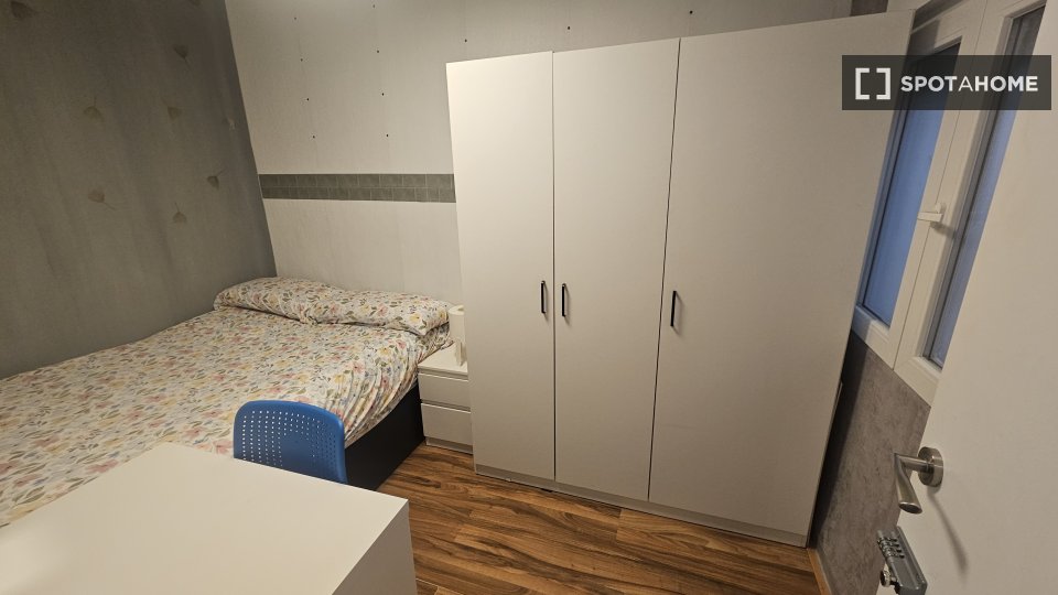 Double room Madrid, 3 beds, 75m² — photo 9