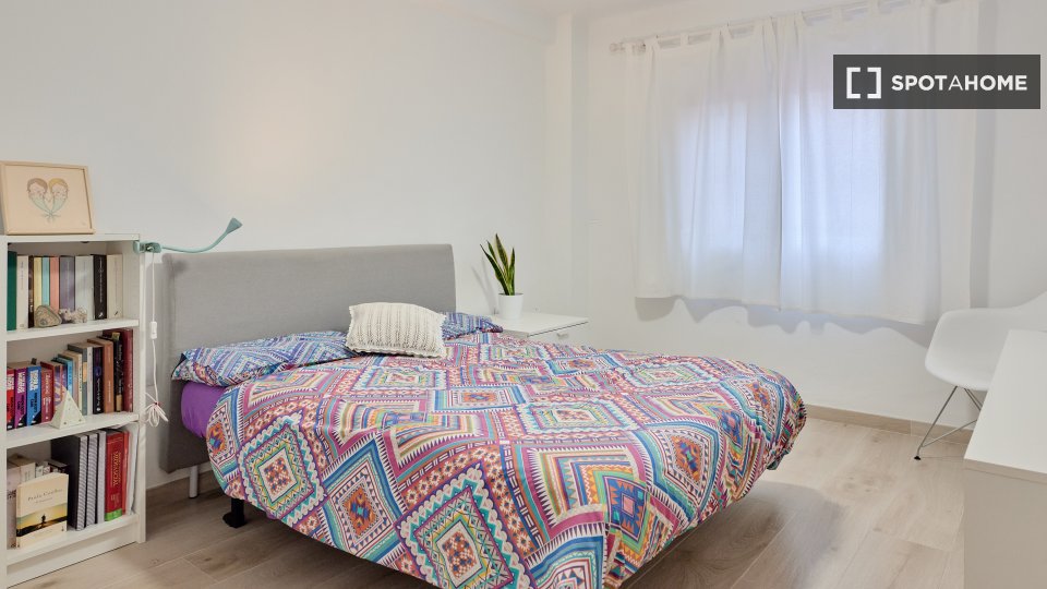 Stanza in un appartamento condiviso a Nou Moles, Valencia - in Valencia