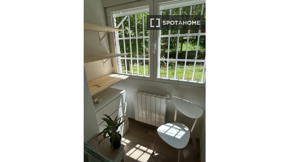 Se alquila habitación en piso compartido en Apóstol Santiago, Madrid