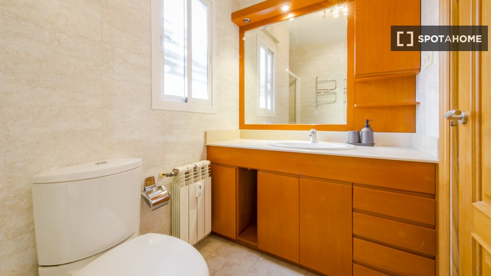 Double room Madrid, 7 beds, 113m² — photo 7