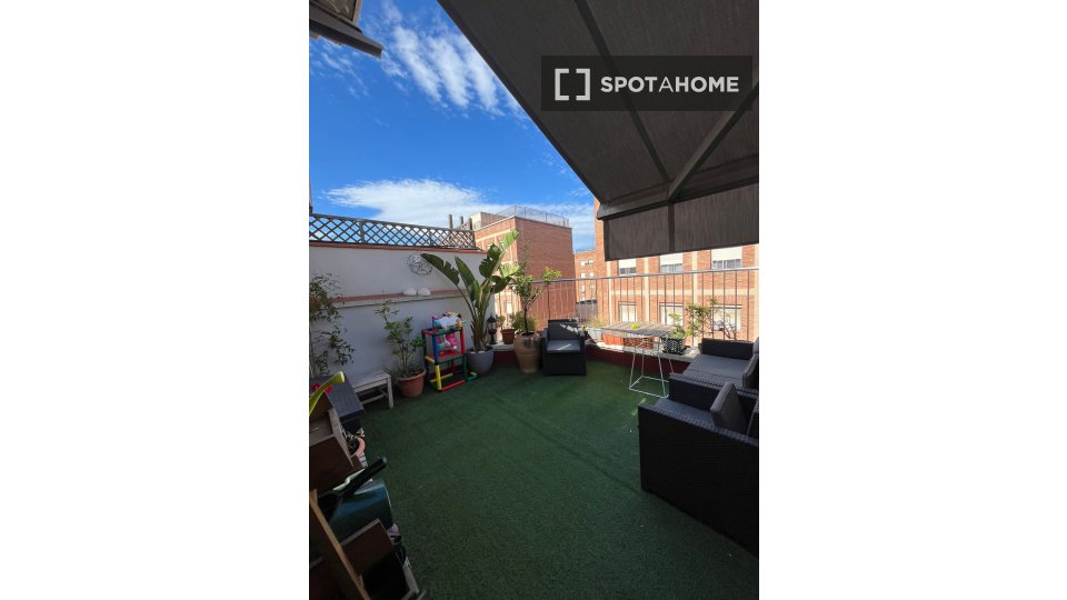 Double room Barcelona, 3 beds, 83m² — photo 3