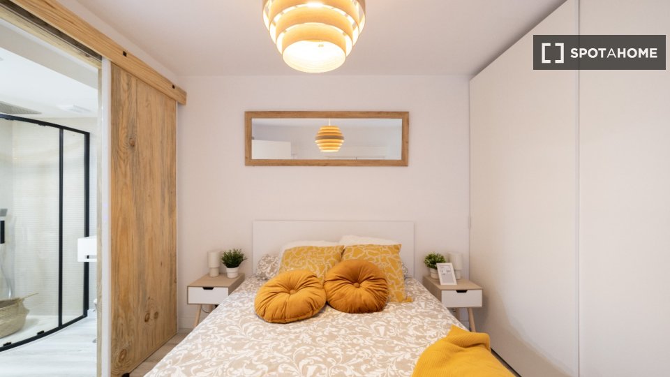 Double room Madrid, 3 beds, 80m² — photo 1