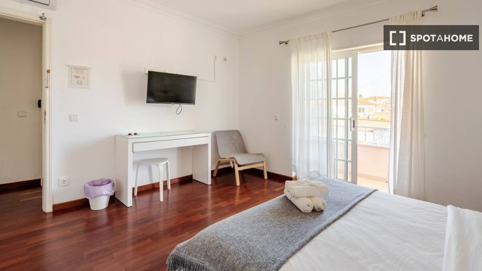 Double room Lisbon, 5 beds — photo 15