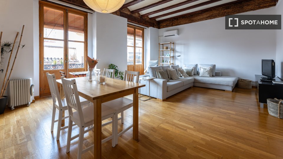 Piso de 3 habitaciones en alquiler en El Carme, Valencia.