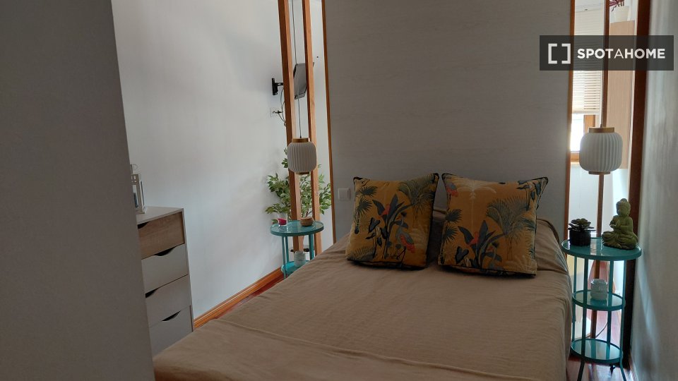 Double room Lisbon, 3 beds, 124m² — photo 17