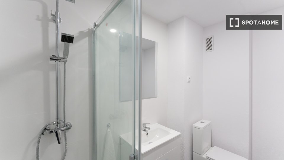 Double room Madrid, 6 beds — photo 2