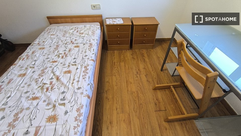 Double room Valencia, 2 beds, 120m² — photo 8