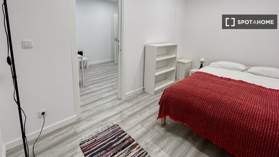Double room Lisbon, 3 beds, 70m² — photo 7