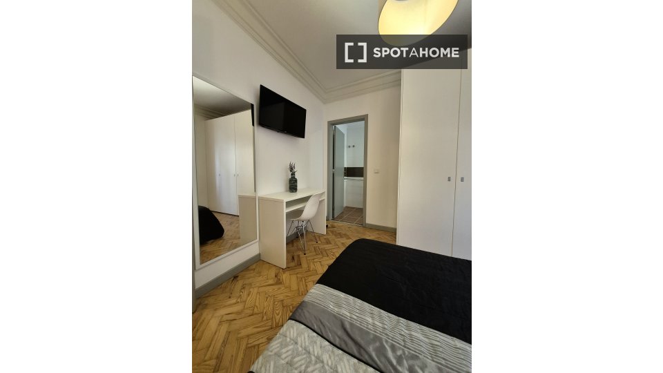 Apartment Lisbon, 4 beds, 100m² — photo 18