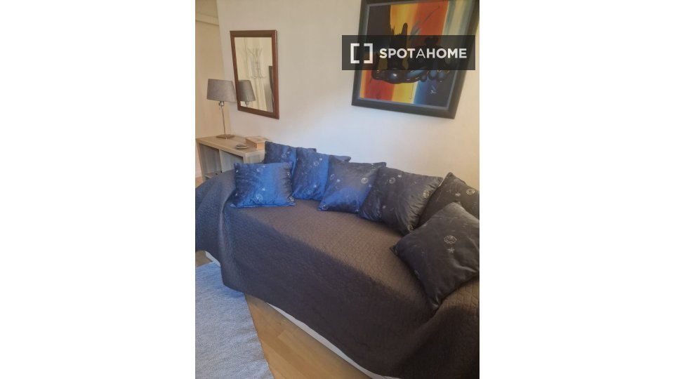 Double room Lisbon, 3 beds — photo 5