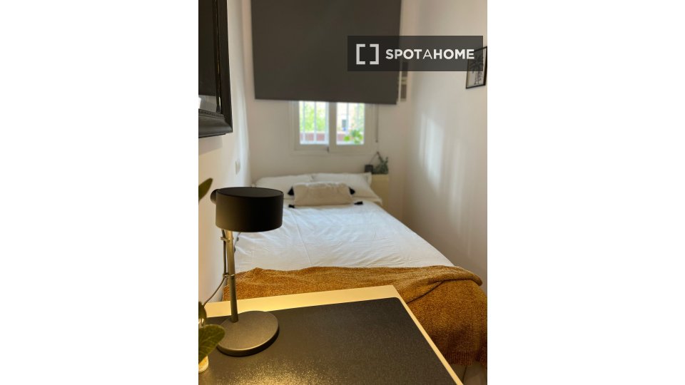 Double room Madrid, 3 beds — photo 11