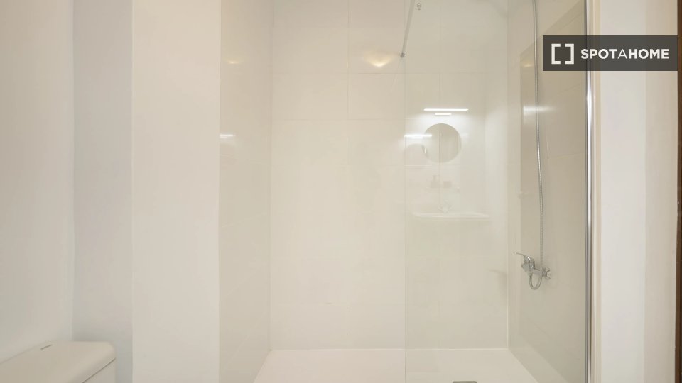 Double room Lisbon, 5 beds — photo 17