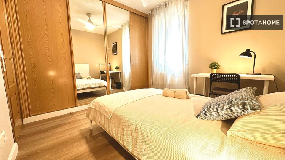 Double room Madrid, 3 beds — photo 10