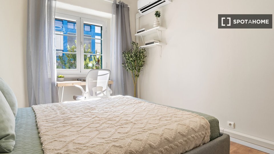 Double room Lisbon, 5 beds — photo 38