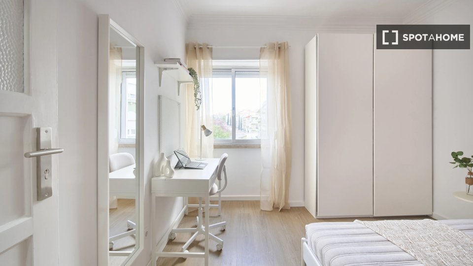 Double room Lisbon, 4 beds — photo 10