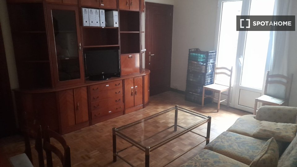 Double room Bilbao, 1 bed, 65m² — photo 3