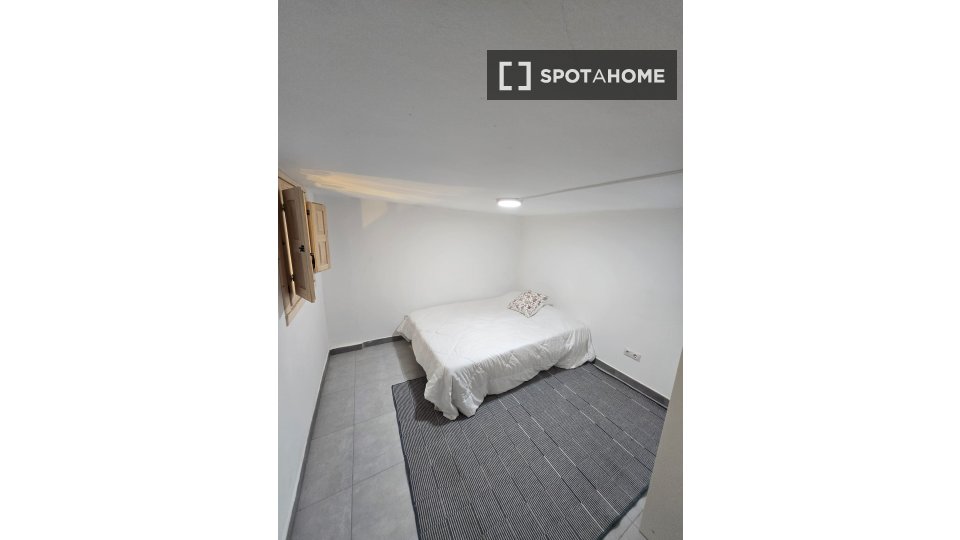 Double room Valencia, 5 beds, 85m² — photo 3