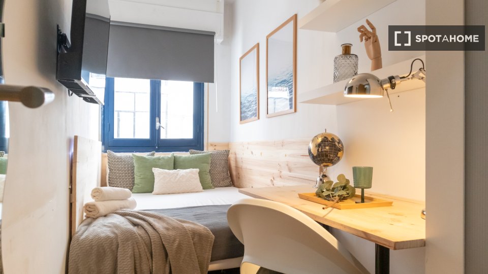 Double room Madrid, 7 beds, 140m² — photo 33