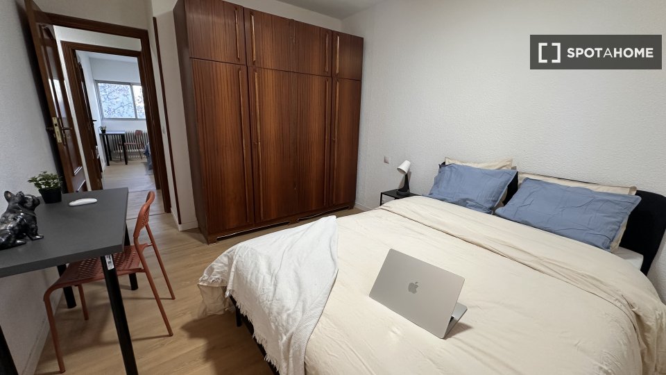 Double room Madrid, 5 beds, 110m² — photo 2