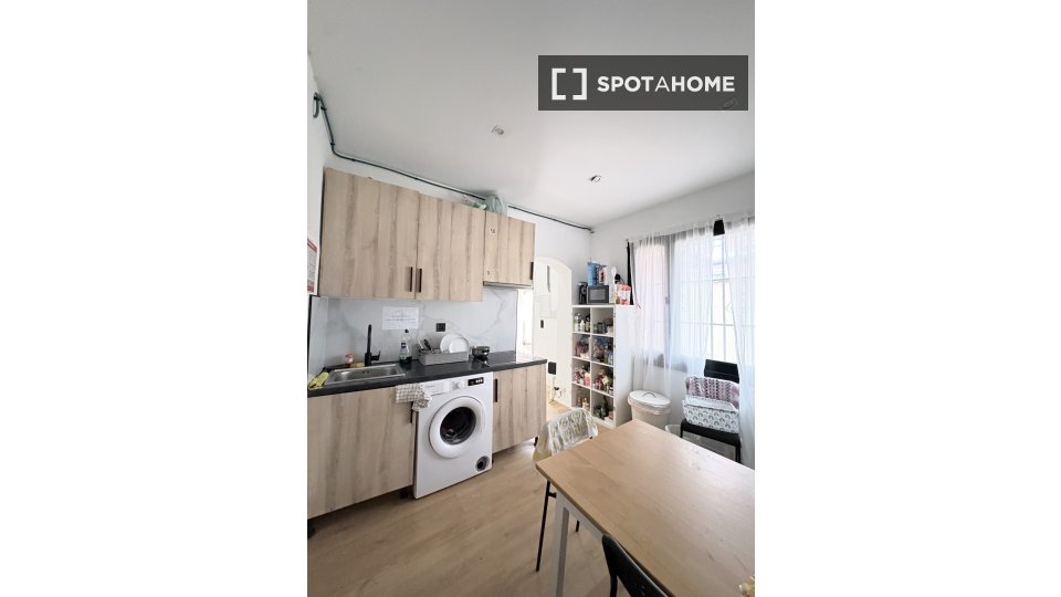 Double room Madrid, 9 beds, 144m² — photo 13