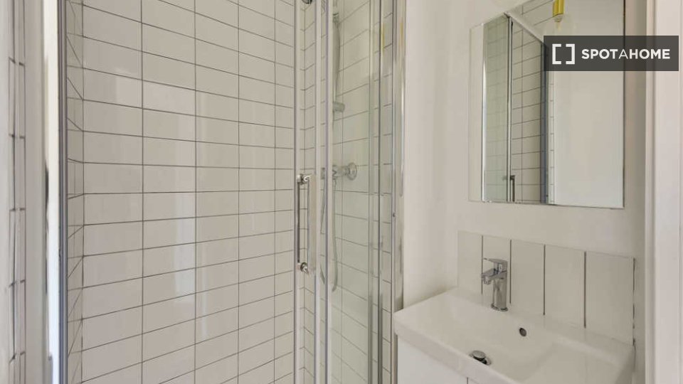 Double room Paris, 6 beds, 80m² — photo 3