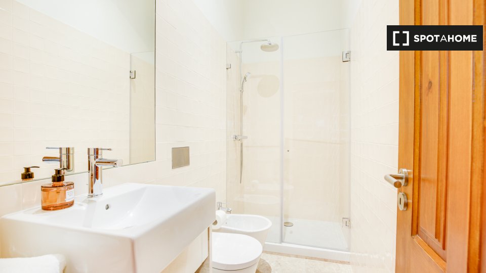 Apartment Lisbon, 2 beds, 80m² — photo 12