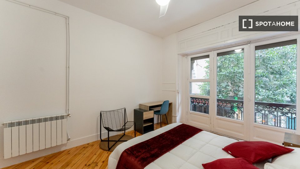 Double room Madrid, 8 beds — photo 7
