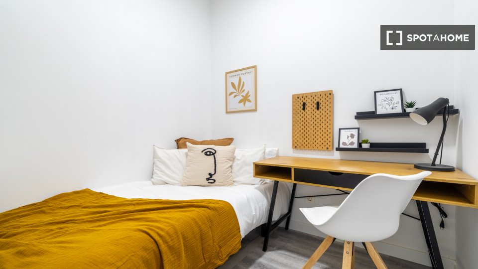Double room Madrid, 9 beds, 108m² — photo 13