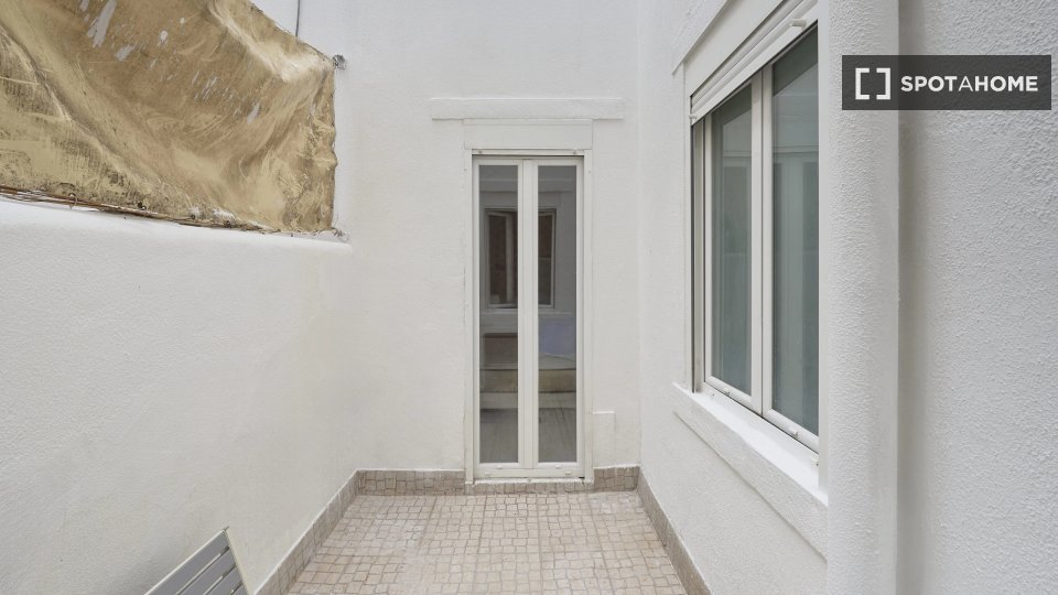 Double room Lisbon, 5 beds — photo 6