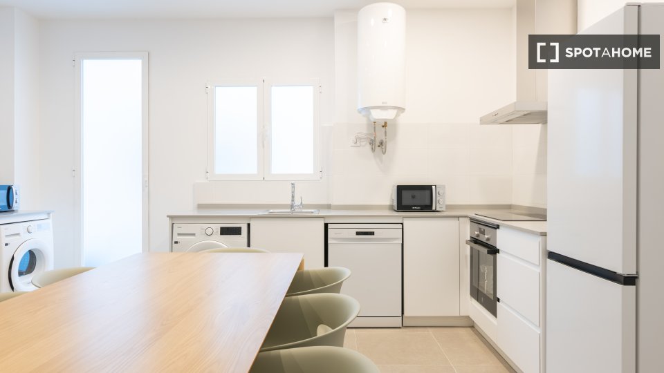 Double room Valencia, 1 bed, 150m² — photo 7