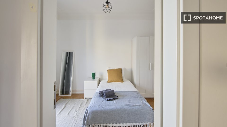 Double room Lisbon, 5 beds — photo 6