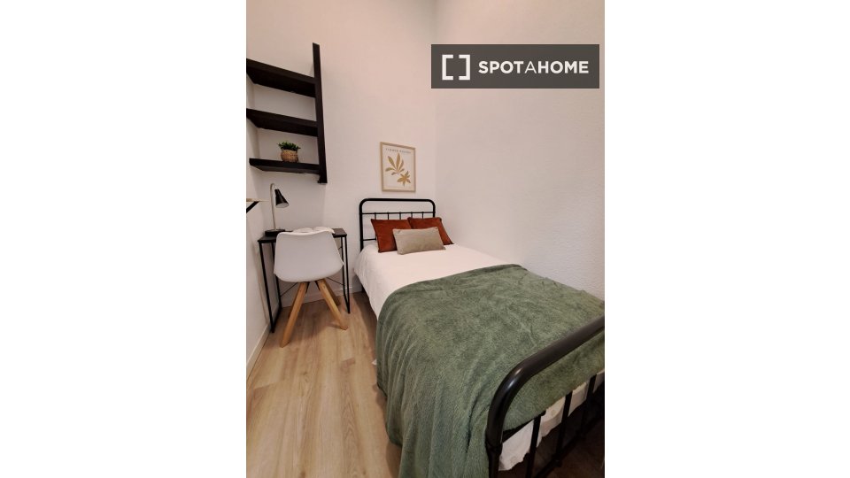 Double room Madrid, 12 beds, 185m² — photo 1
