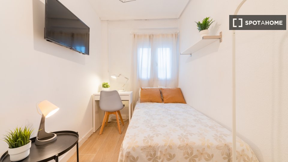 Habitación en piso compartido de 4 camas en Campanar, Valencia.