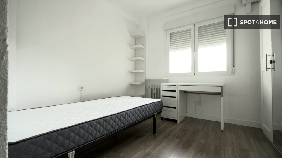 Double room Madrid, 3 beds — photo 9