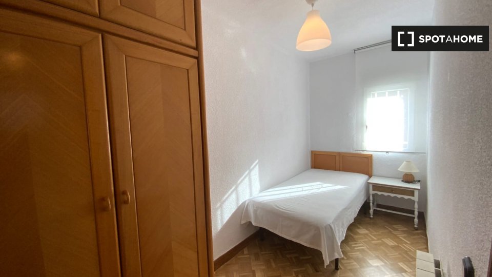 Double room Madrid, 3 beds, 60m² — photo 2