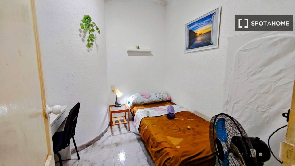 Double room Barcelona, 5 beds, 50m² — photo 10
