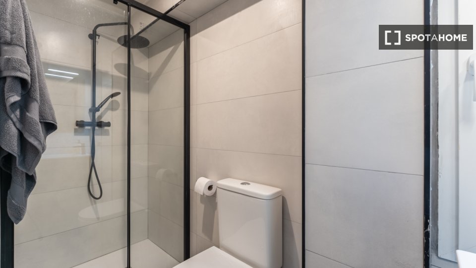 Double room Madrid, 6 beds, 70m² — photo 16