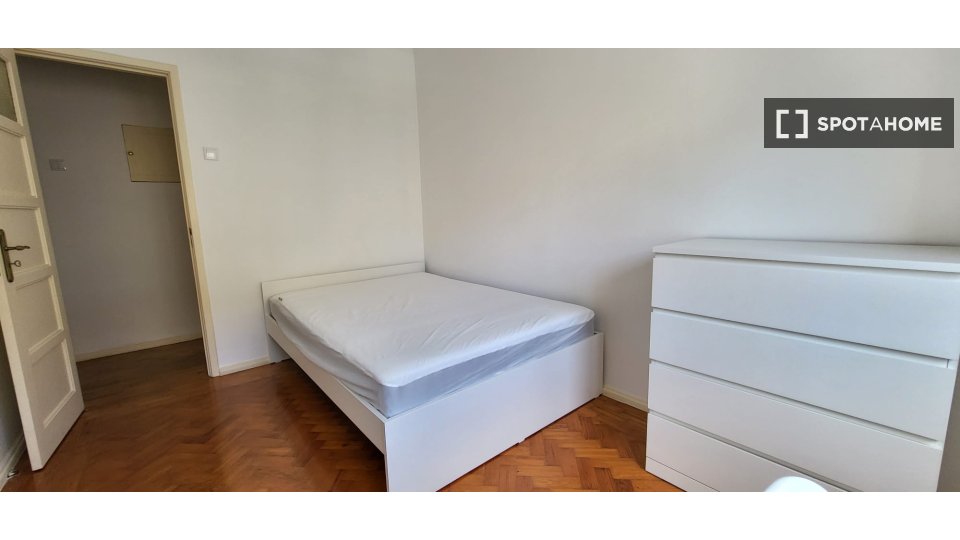 Double room Lisbon, 3 beds, 90m² — photo 5