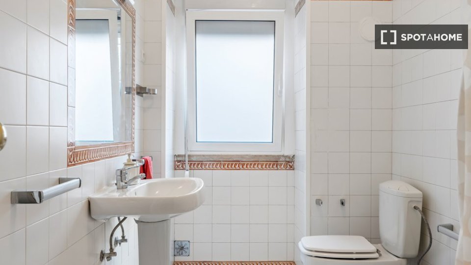 Double room Lisbon, 5 beds — photo 6