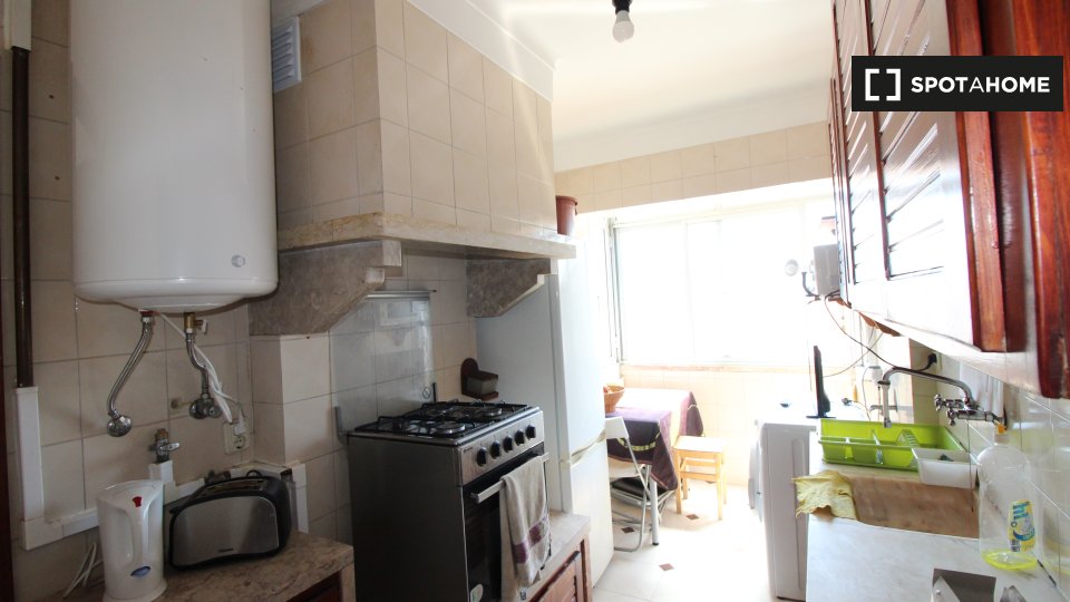 Double room Lisbon, 3 beds, 120m² — photo 9