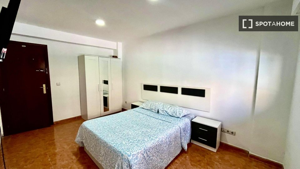 Double room Madrid, 3 beds, 80m² — photo 1