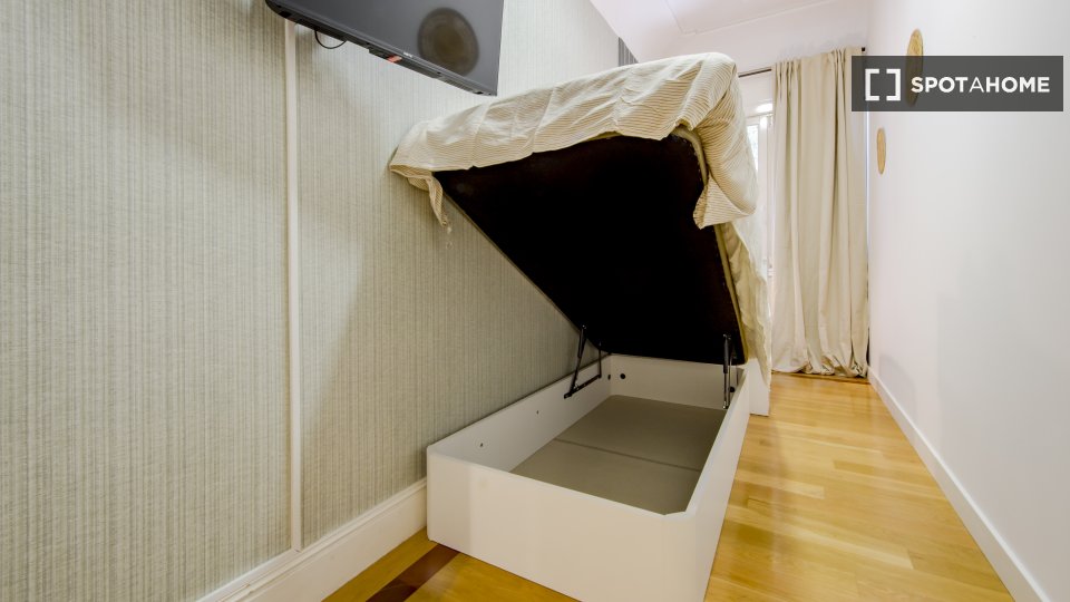 Double room Madrid, 13 beds, 266m² — photo 13