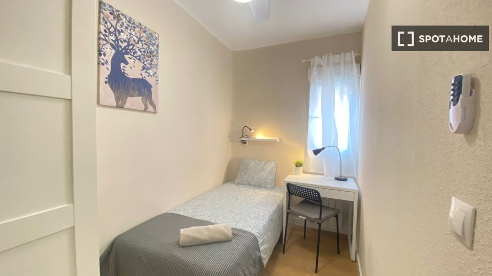 Habitación en piso compartido en alquiler en Palomeras Bajas, Madrid.