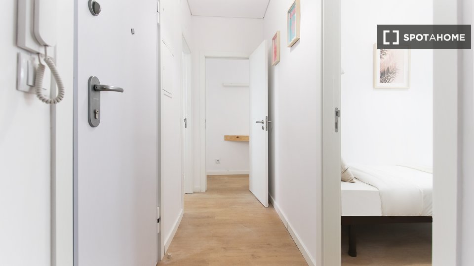 Double room Lisbon, 4 beds — photo 17