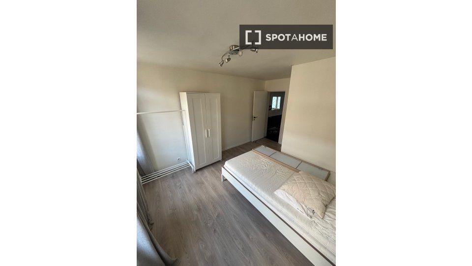 Double room Brussels, 5 beds, 14m² — photo 40