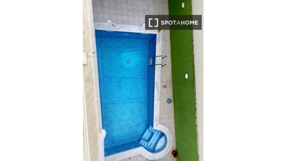 Double room Lisbon, 2 beds, 16m² — photo 18