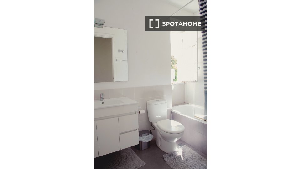 Double room Lisbon, 4 beds — photo 10