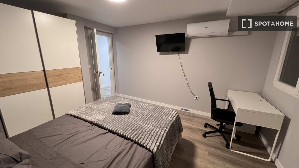 Double room Valencia, 5 beds, 100m² — photo 17